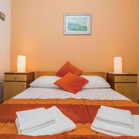 Amazing Apartment In Kastel Stafilic With Jacuzzi คาชเตลา ภายนอก รูปภาพ