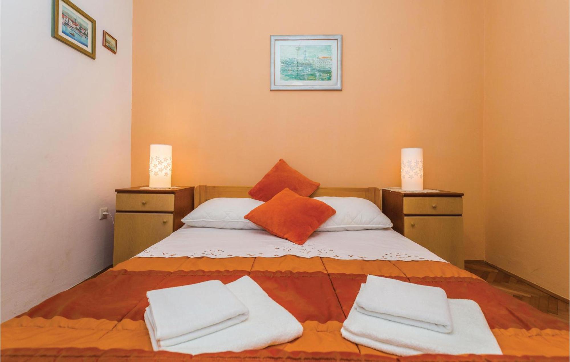Amazing Apartment In Kastel Stafilic With Jacuzzi คาชเตลา ภายนอก รูปภาพ
