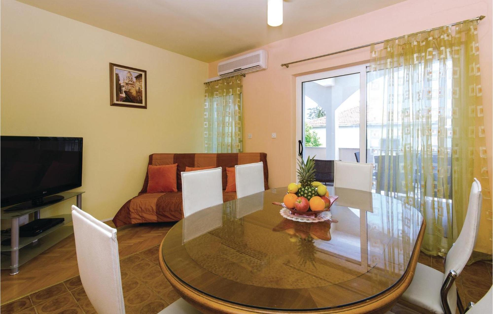 Amazing Apartment In Kastel Stafilic With Jacuzzi คาชเตลา ภายนอก รูปภาพ