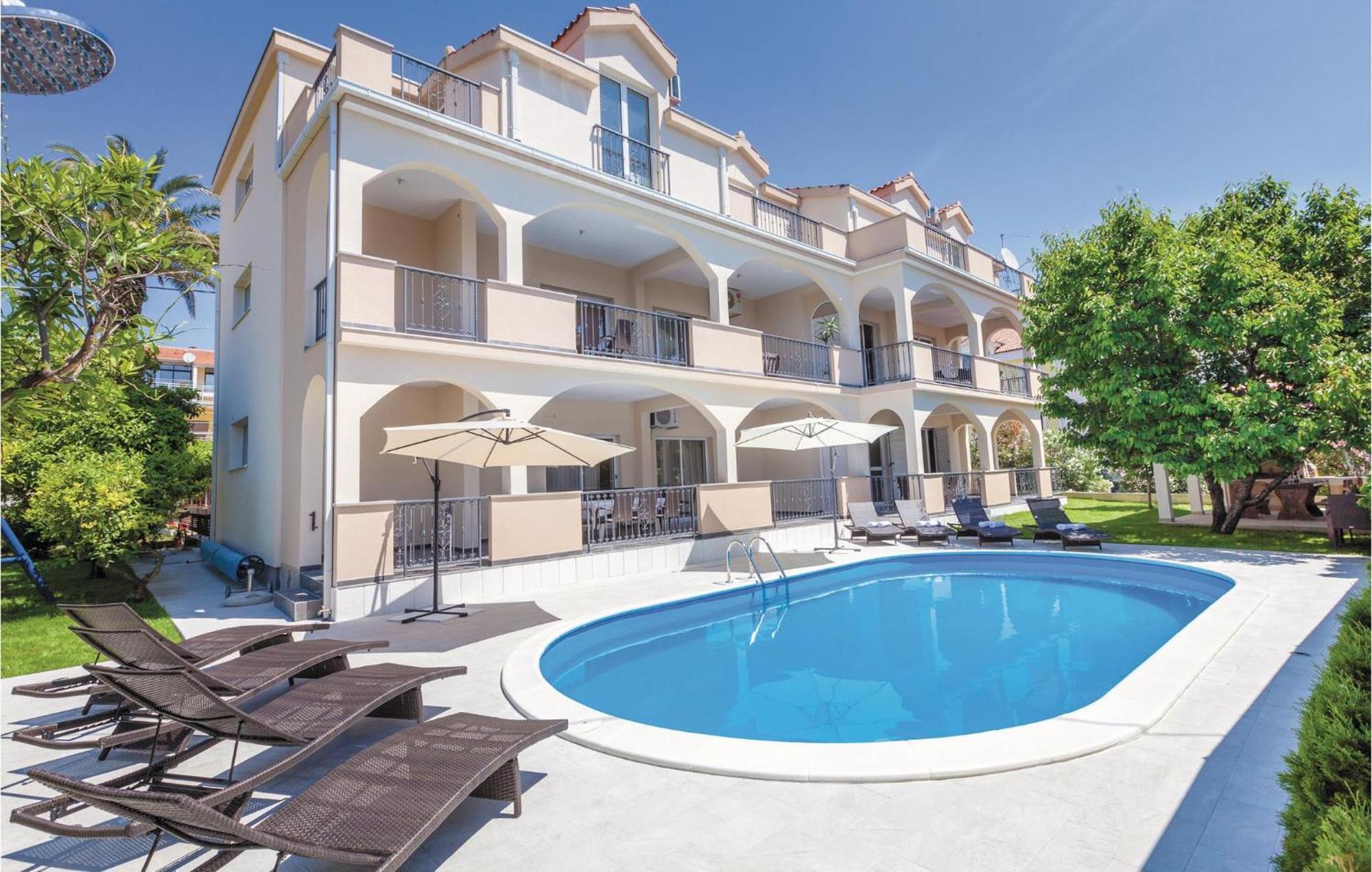 Amazing Apartment In Kastel Stafilic With Jacuzzi คาชเตลา ภายนอก รูปภาพ