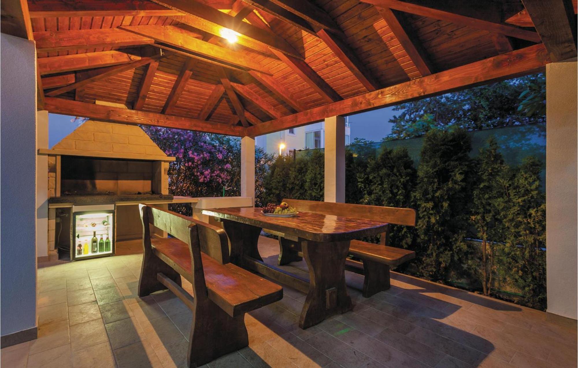 Amazing Apartment In Kastel Stafilic With Jacuzzi คาชเตลา ภายนอก รูปภาพ