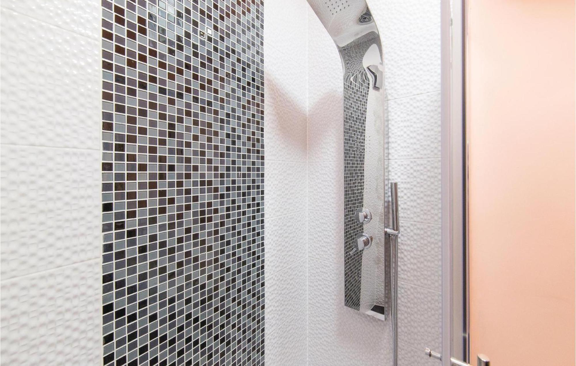 Amazing Apartment In Kastel Stafilic With Jacuzzi คาชเตลา ภายนอก รูปภาพ