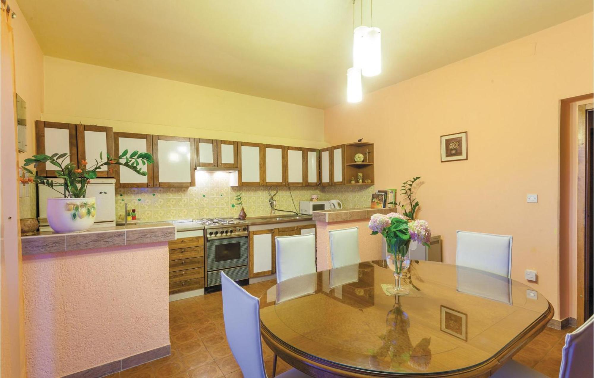 Amazing Apartment In Kastel Stafilic With Jacuzzi คาชเตลา ภายนอก รูปภาพ