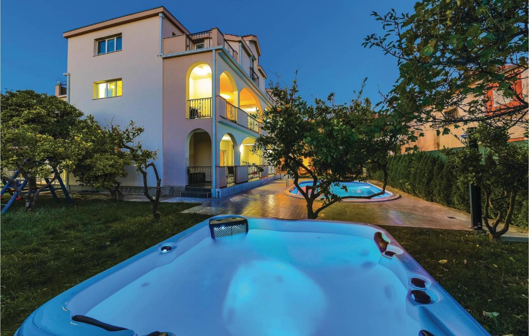 Amazing Apartment In Kastel Stafilic With Jacuzzi คาชเตลา ภายนอก รูปภาพ