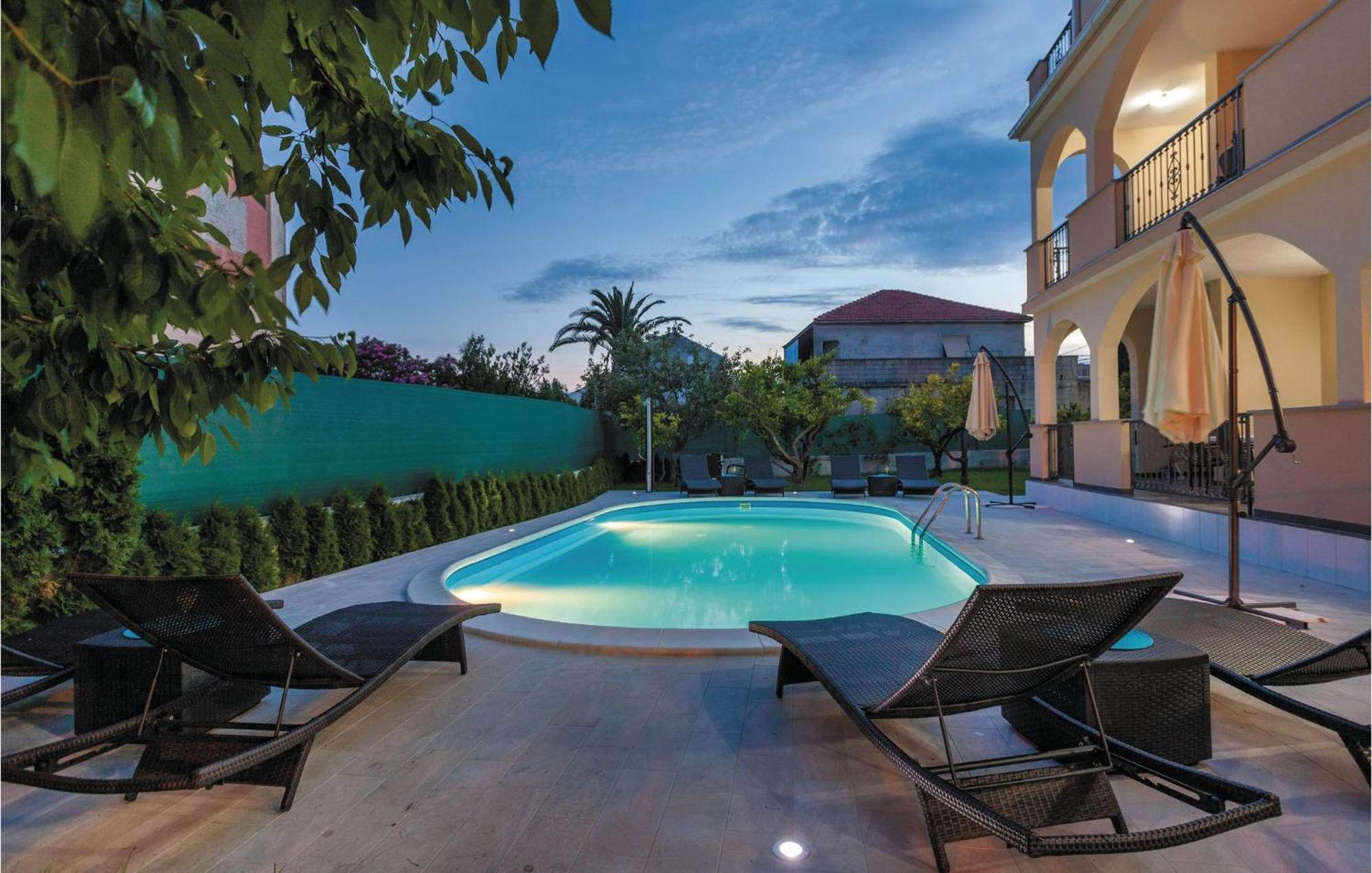 Amazing Apartment In Kastel Stafilic With Jacuzzi คาชเตลา ภายนอก รูปภาพ