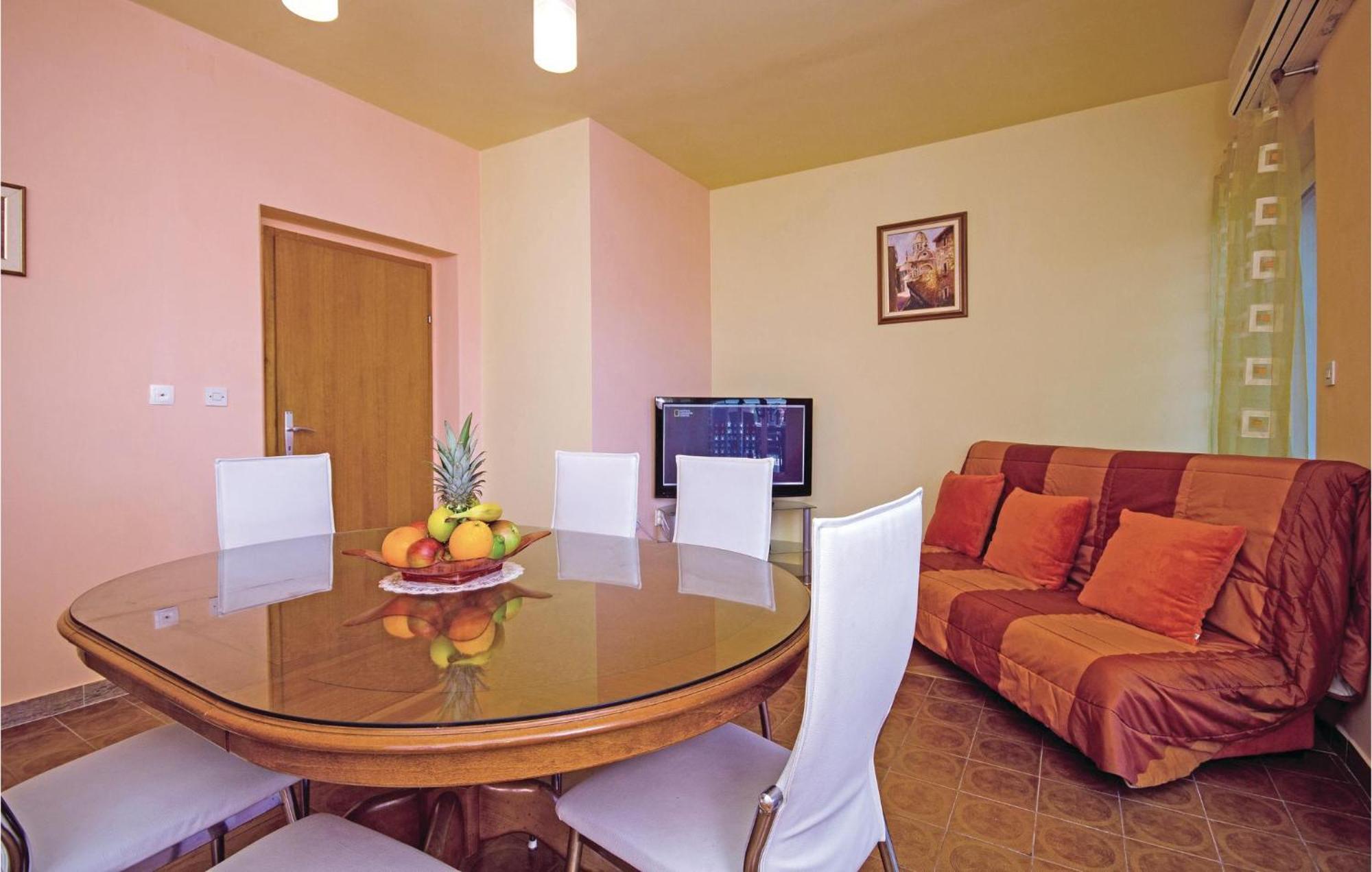 Amazing Apartment In Kastel Stafilic With Jacuzzi คาชเตลา ภายนอก รูปภาพ