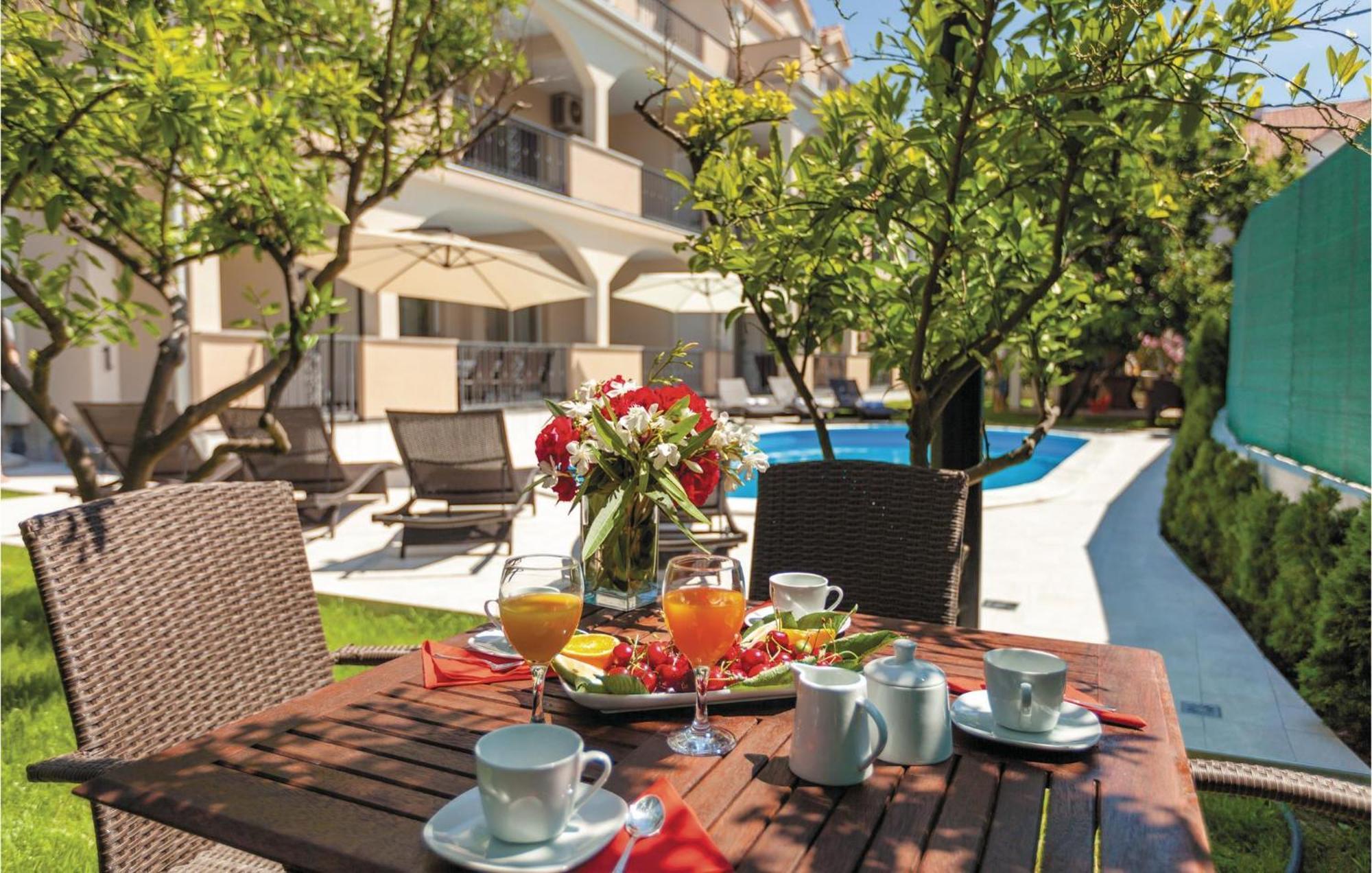 Amazing Apartment In Kastel Stafilic With Jacuzzi คาชเตลา ภายนอก รูปภาพ