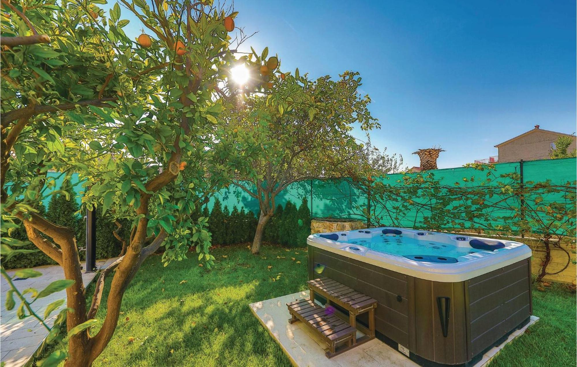 Amazing Apartment In Kastel Stafilic With Jacuzzi คาชเตลา ภายนอก รูปภาพ