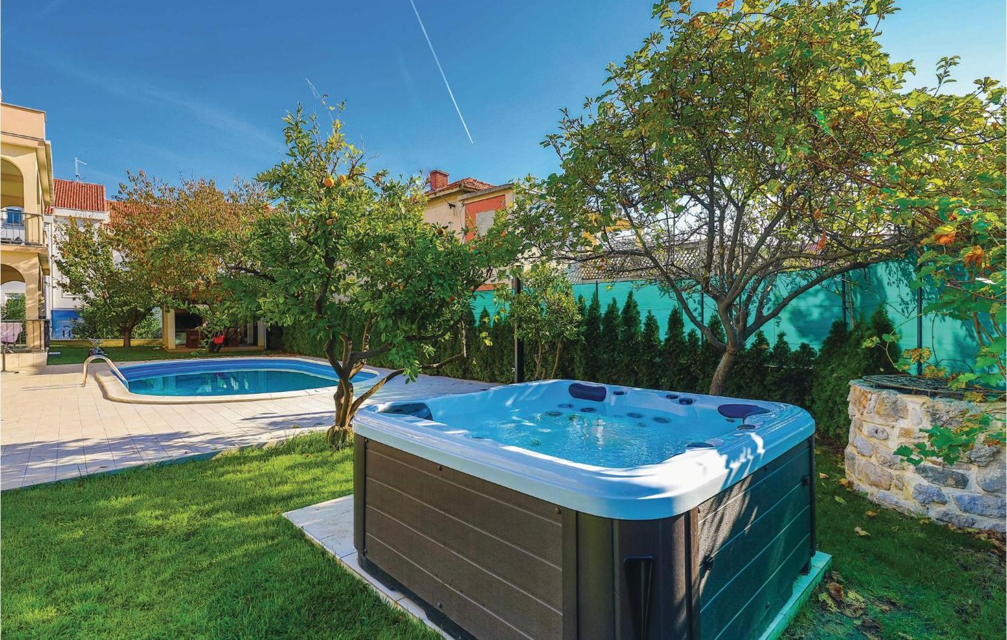 Amazing Apartment In Kastel Stafilic With Jacuzzi คาชเตลา ภายนอก รูปภาพ