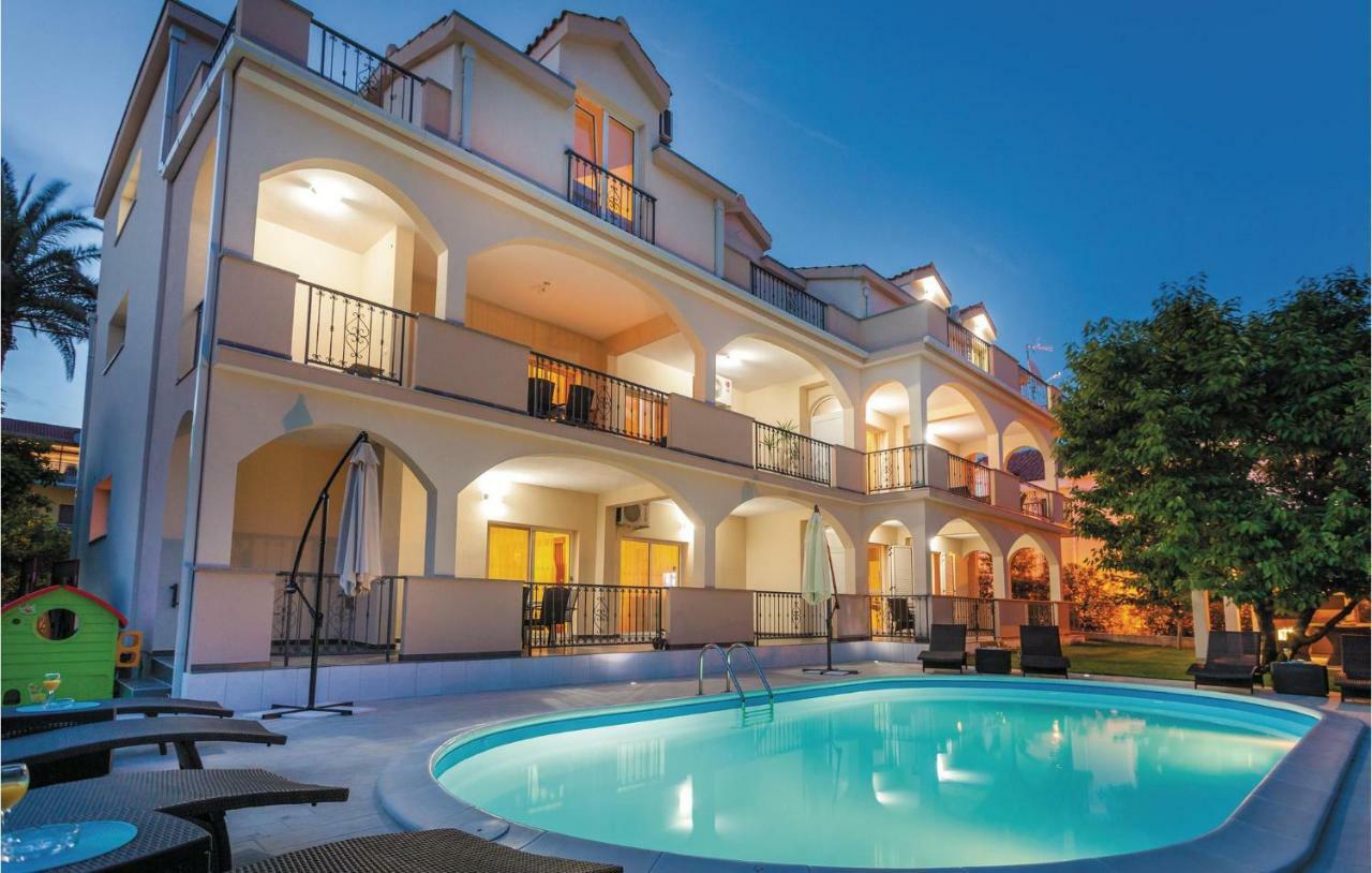 Amazing Apartment In Kastel Stafilic With Jacuzzi คาชเตลา ภายนอก รูปภาพ